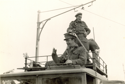 886164 Afbeelding van de intocht van de militairen van het 49th Reconnaissance Regiment (Polar Bears) bij Fort De Bilt ...